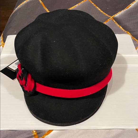 Elegant Black Hat with Red Accent - Picture 3 of 5